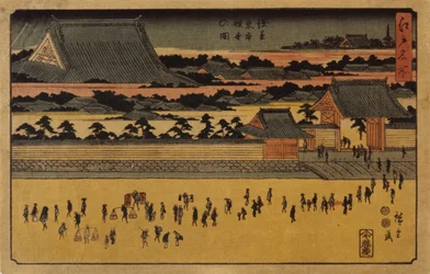 (Gente en la calle en primer plano)