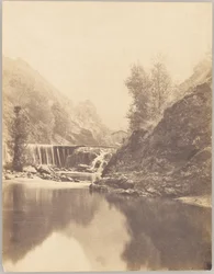 Paisaje con cascada