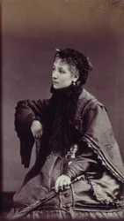Retrato de Sarah Bernhardt (1844-1923) en traje de ciudad