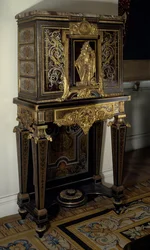 Arte Francia: Gabinete adorna la figura del Rey Luis XIV en Hércules Gaulois. Mobiliario por André Boulle alrededor de 1700. Altura: 1,87m. París, Museo del Louvre