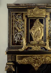 Arte Francia: Gabinete adorna la figura del Rey Luis XIV en Hércules Gaulois. Detalle. Mobiliario por André Boulle alrededor de 1700. Altura: 1,87m. París, Museo del Louvre