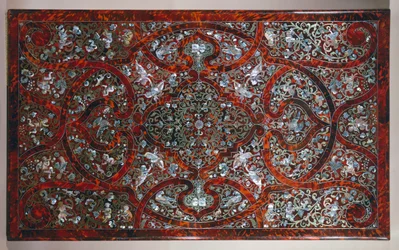 Parte superior incrustada en el estilo de André-Charles Boulle, detalle de mesa tallada y dorada, firmada por P van Loose y M Verbiest, Países Bajos