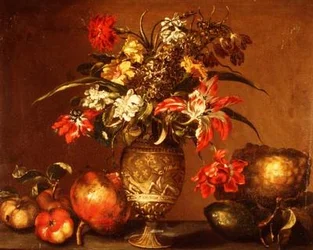 Tulipanes, un clavel y otras flores en un jarrón de plata dorada con frutas en un borde