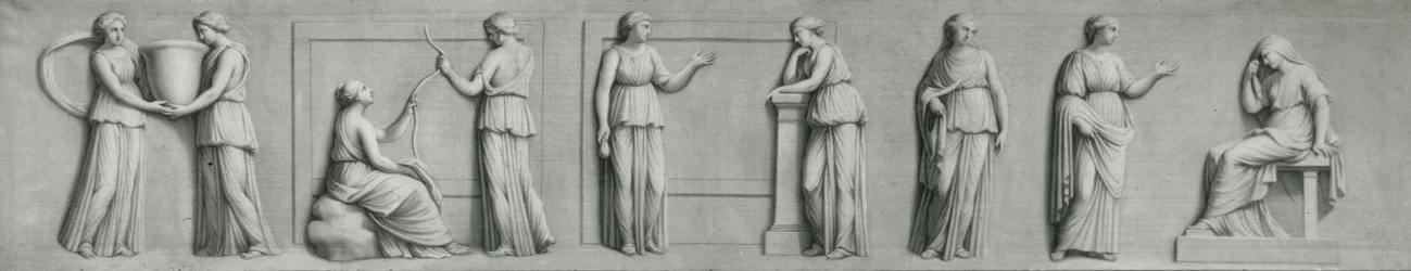 Un panel grisalla que representa figuras femeninas, incluidas musas
