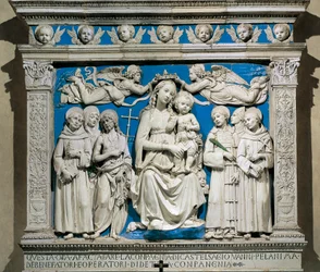 Madonna y Niño con Santos, por Andrea della Robbia (1435-1525), terracota vidriada, Capilla Medici, Iglesia de Santa Croce, Florencia, Italia