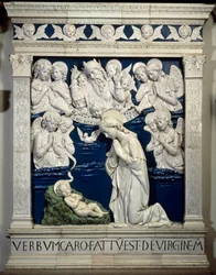 La Natividad. Representación de la Santísima Trinidad con Dios, Jesucristo y la paloma del Espíritu Santo. Alto relieve cerámico de Andrea della Robbia