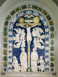 La crucifixión con San Francisco de Asís, San Juan Evangelista y San Jerónimo Inscrito INRI (I.N.R.I.) en la cruz. Alto relieve cerámico por Andrea della Robbia (1435-1525) alrededor de 1481 Dim. 565x420 cm Santuario della Verna, Italia