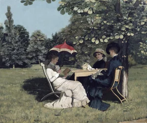 Mujeres alrededor de la mesa del jardín