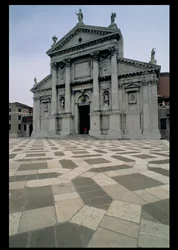 Fachada de la iglesia, construida 1564-80, fachada hecha en 1607-11
