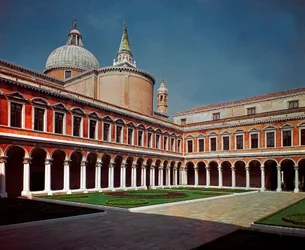 Arquitectura renacentista: vista del claustro de la iglesia de San Giorgio Maggiore diseñada por el arquitecto Andrea Palladio (1508-1580) 1566 Venecia, Italia