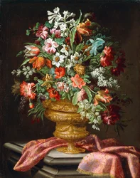 Flores en una urna esculpida sobre un pedestal de piedra con cortinas