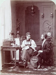 Composición à la russe: interior de una vivienda rusa con un hombre y una mujer bordando y vestidos con el traje tradicional. Fotografía de Andrei Osipovich Karelin (1837-1906), años 1870-1880. Museo Estatal de Historia, Moscú Composición en ruso. Albúmina