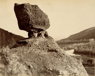 Sphinx of the Valley, de The Great West Illustrated in a Series of Photographic Views across the Continent taken along the line of the Union Pacific Railroad West from Omaha, Nebraska por A.J. Russell, Volumen I.