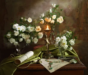 Rosas a la luz de las velas y música