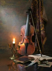 Estudio de violín a la luz de las velas