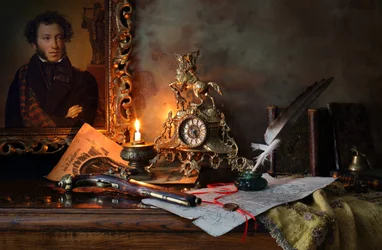 Escritorio literario a la luz de las velas