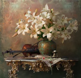 Elegantes lirios y violín