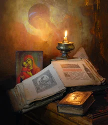 Libros sagrados y luz de velas