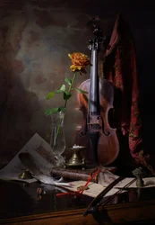 Violín antiguo y rosa