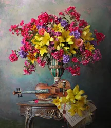 Violín y ramo de flores de vivos colores