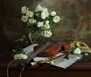 Rosas blancas y violín