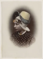 Retrato de una mujer con el traje tradicional de Holanda Septentrional ¡Holandska Skönheter! (título en el objeto)
