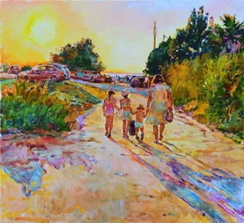 Paseo familiar por la playa al atardecer