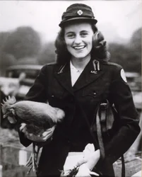 Kick Kennedy con uniforme de la Cruz Roja Americana en Londres, c.1943