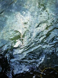 Ondas que fluyen en el agua