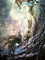 Reflejos en el agua revuelta