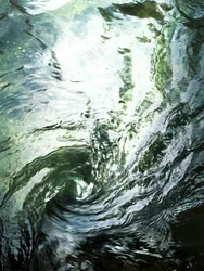 Reflejo del flujo del agua