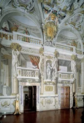 Vista interior de una sala de reuniones oficial decorada con frescos de Angelo Michele Colonna y Agostino Mitelli
