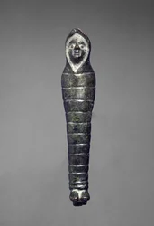 Mujer envuelta, encontrada en Horncastle (bronce)