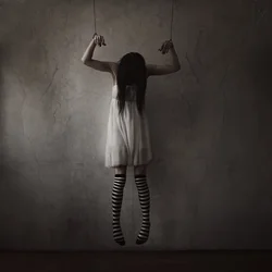 La inquietante niña marioneta