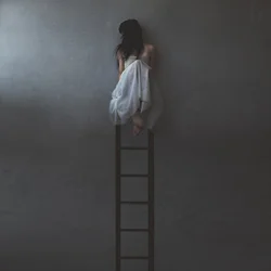 Mujer sola en una escalera