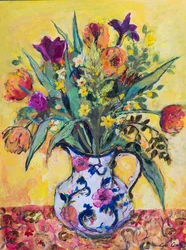 Jarra de flores de primavera sobre fondo amarillo