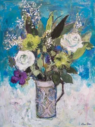 Jarra con rosas blancas y otras flores