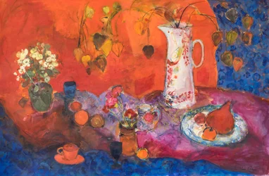 Bodegón rojo con jarra blanca y fruta.