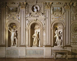 La Galería de Carracci (detalle de la decoración de la pared estucada dorada con nichos que contienen esculturas de mármol)