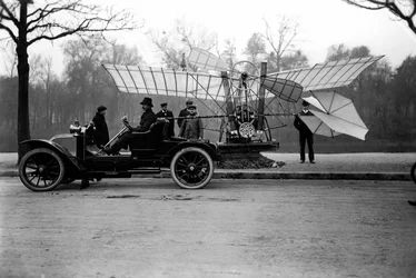 Aviador Alberto Santos Dumont (1873-1932) llevando su avión en su coche. Colección Privada