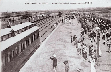 Llegada de un tren de soldados franceses a Pekín durante la Campaña China. Fotografía alrededor de 1900-1901. Colección privada