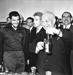 Ernesto Che Guevara (1928-1967) y Nikita Khrushchev (1894-1971) en Moscú, Anónimo. Fotografía