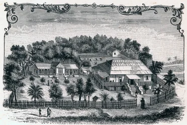 Vista exterior de la rectoría y la escuela de Hell Ville (Hell-Ville) (Andoany), capital de la isla de Nosy Be en Madagascar. Grabado en “Les Missions Catholiques au XIXeme Siecle” de Louis-Eugene Louvet. Colección privada.