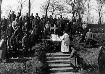 Primera Guerra Mundial (1914-1918): Misa dominical en la Ferme de Canny (Canny-sur-Matz) (Departamento 60: Oise) en mayo de 1915. Colección privada