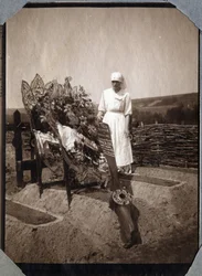 Primera Guerra Mundial 1914-1918: enfermera (¿Therese Pavillou?) en una blusa en la tumba del sargento piloto francés Roux, que murió a los 21 años, en Couville, Manche, Baja Normandía, Francia. Fotografía anónima julio de 1917. Colección privada, Stella