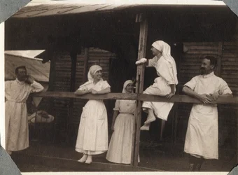 Primera Guerra Mundial 1914-1918: enfermeras y médicos en bata hablando en Couville, Manche, Baja Normandía, Francia. Fotografía anónima julio 1917. Colección privada, Stella.