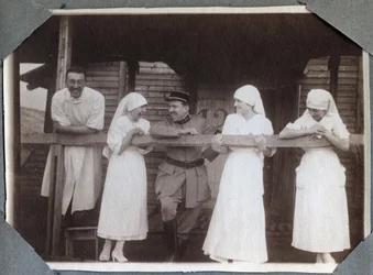 Primera Guerra Mundial 1914-1918: enfermeras con una blusa divertida con soldados y un médico en Couville, Manche, Baja Normandía, Francia. Fotografía anónima julio de 1917. Colección privada, Stella