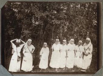 Primera Guerra Mundial 1914-1918: enfermeras en bata con máscaras de gas en los bosques cerca de Couville, Mancha, Baja Normandía, Francia. Fotografía anónima mayo 1917. Colección privada, Stella.