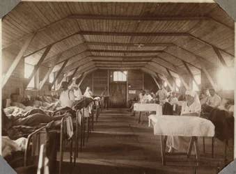 Primera Guerra Mundial 1914-1918: soldados heridos y enfermeras de la Cruz Roja Francesa, campamento de Couville en la Mancha, Baja Normandía, Francia. Fotografía anónima julio 1917. Colección privada, Stella.