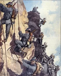 Primera Guerra Mundial: cazadores alpinos italianos (alpino o alpini) escalando una pared en los Alpes italianos